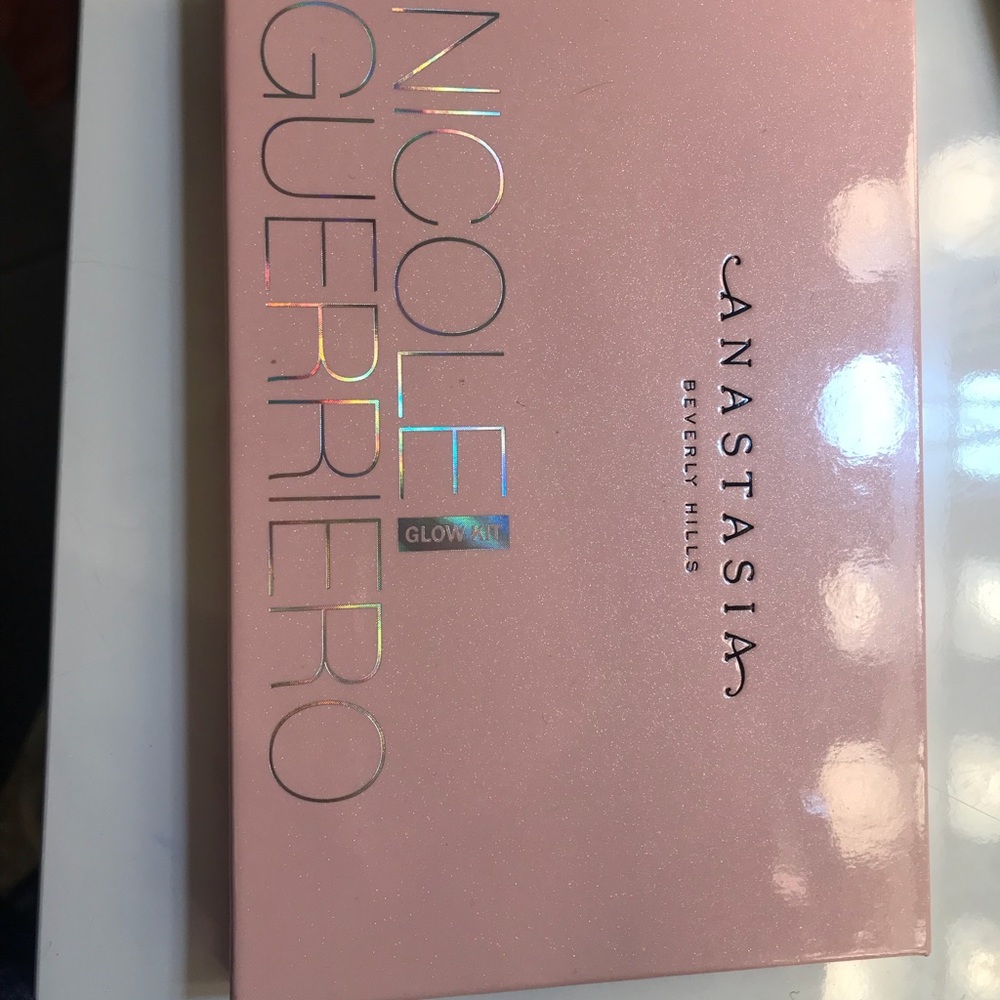 Anastasia Beverly Hills Nicole Guerriero glow kit